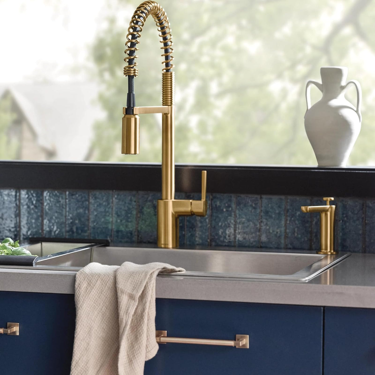 Moen S3946BLS Dispensador de jabón y loción para fregadero de cocina de transición con botella recargable, Moderno, 3.69x11.75x5.88, Oro cepillado