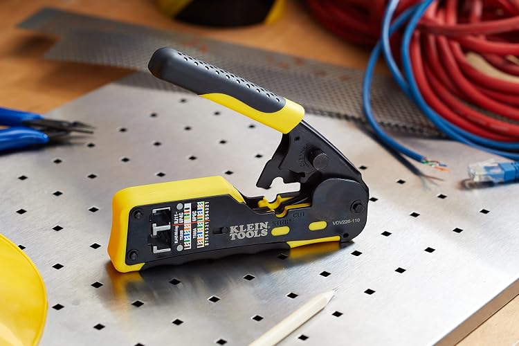 KLEIN TOOLS VDV226-110 | Ponchadora RJ45 | Pela, Corta Y Crimpa | Pass-Thru | Haz instalaciones RJ45 más prácticas: pela, corta y crimpa con una sola herramienta, ideal para trabajos de voz y datos.