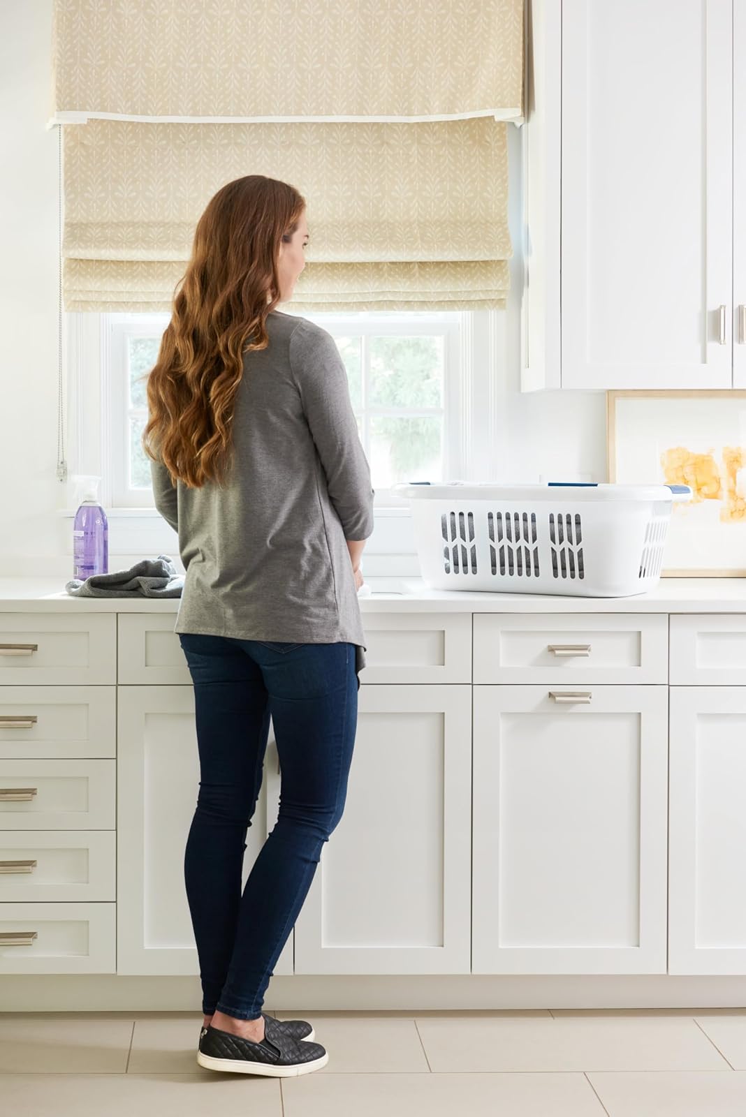 Rubbermaid Commercial Products – Cesto para Ropa Sucia y Organizador de Lavandería, Canasta de Plástico para el Hogar, de 52 L, Blanco FG299787WHT