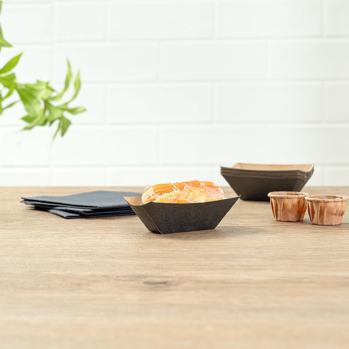 Restaurantware Disposable Paper Food Tray, Black with Kraft Brown Interior, 2"