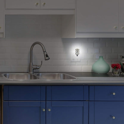 GE 11314 - Luz de noche LED decorativa, enchufable con sensor de anochecer a amanecer, blanco cálido, ideal para sala de estar, recámara, guardería, cocina o baño, níquel cepillado