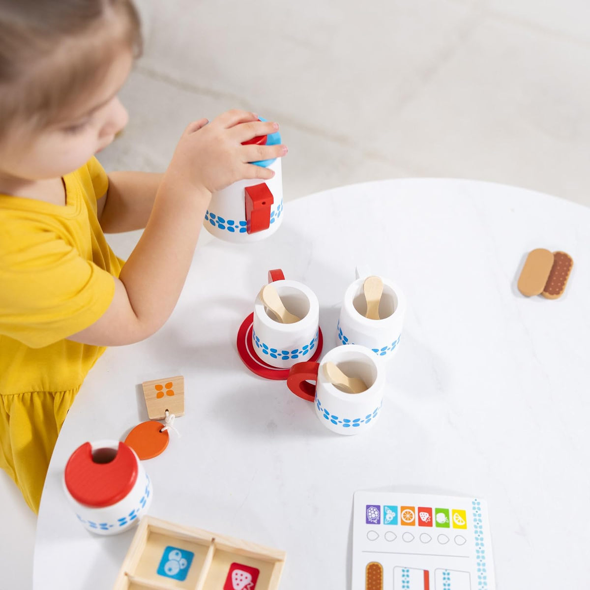 Melissa & Doug Juego para Preparar y Servir el Té, Juguete de Madera, Juego de Imitación, Set de Servicio de Té, Colores