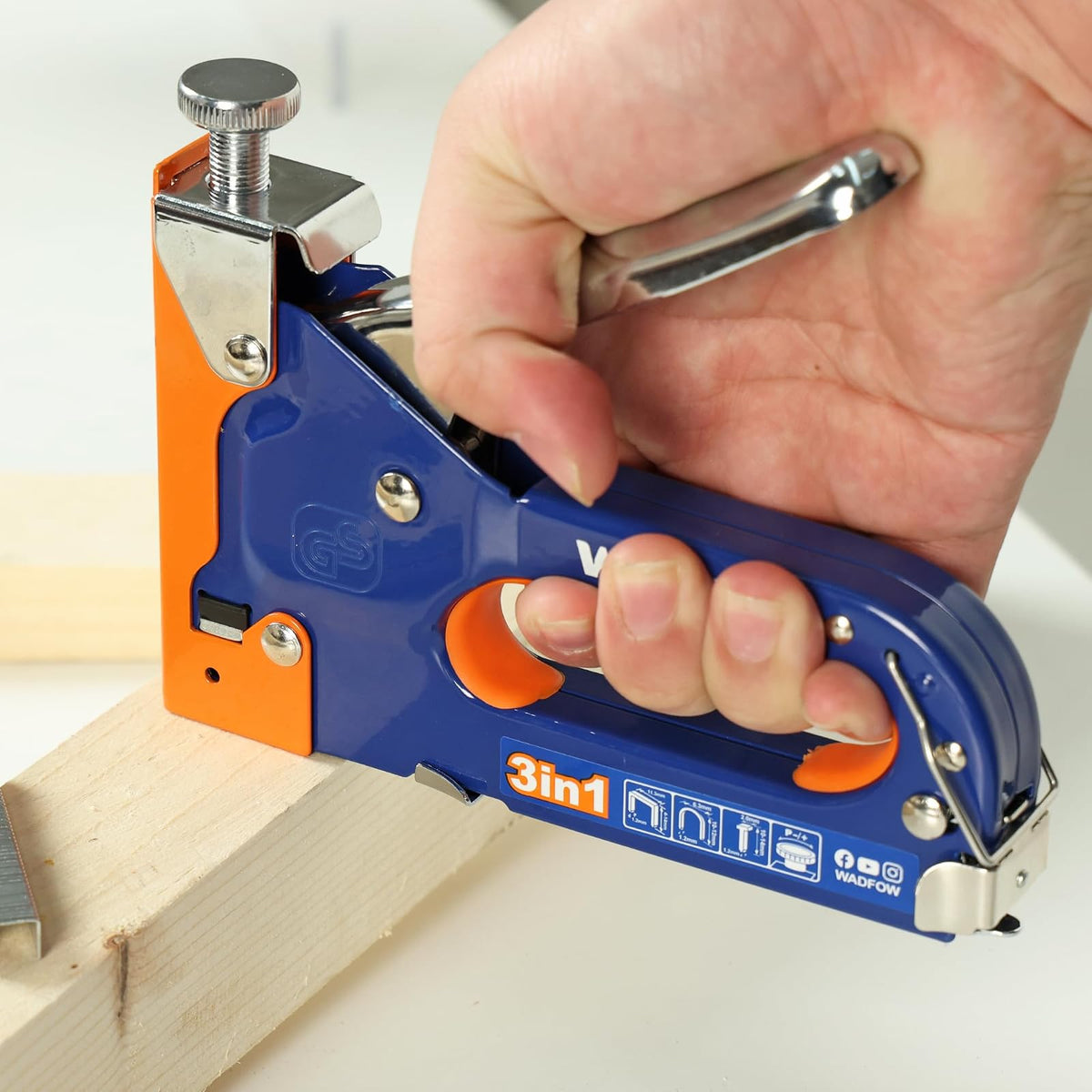 WADFOW - Pistola grapadora 3 en 1 resistente con 3.000 grapas: clavadora manual Brad, pistola grapadora de ajuste de potencia para madera, manualidades, carpintería, decoración y bricolaje