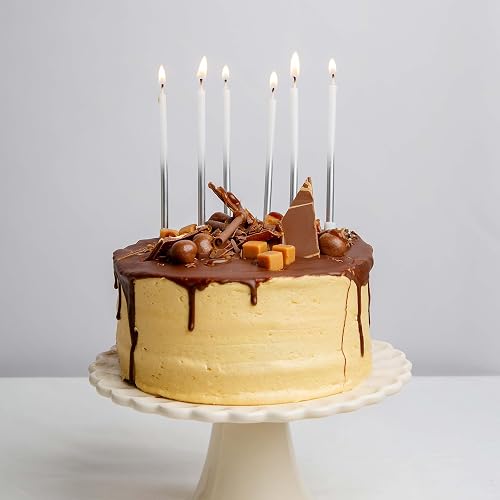 Talking Tables - Paquete de 16 velas de cumpleaños blancas y plateadas con soportes | Largo y alto 4 pulgadas | Decoración de pasteles para cumpleaños, boda, aniversario, NYE