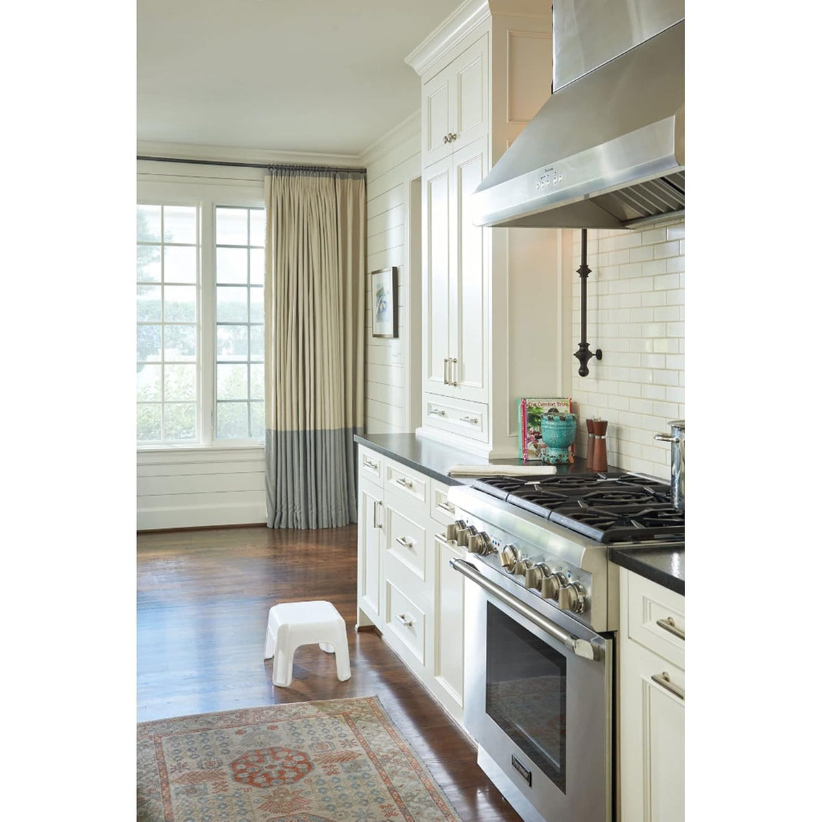 Rubbermaid Commercial Products Step-Stool – Banquito para Baño y Cocina, Taburete de Plástico Resistente, Un Escalón, Blanco FG420087WHT