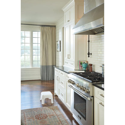 Rubbermaid Commercial Products Step-Stool – Banquito para Baño y Cocina, Taburete de Plástico Resistente, Un Escalón, Blanco FG420087WHT