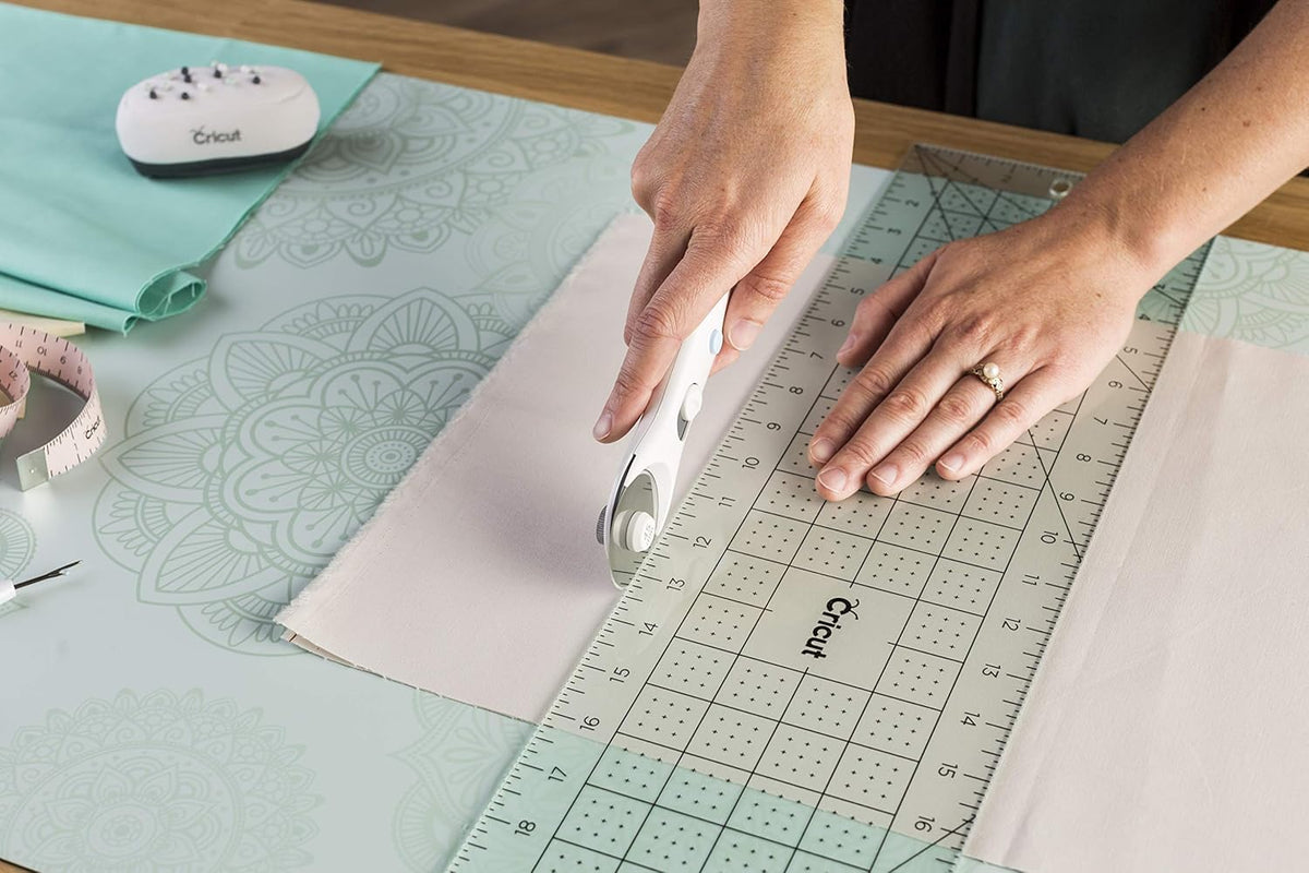 Cricut Cortador rotativo – Cortador rotativo para proyectos de tela, costura y acolchado, compatible tanto para diestros como para zurdos, [45 mm]