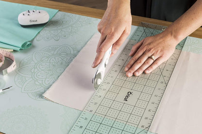 Cricut Cortador rotativo – Cortador rotativo para proyectos de tela, costura y acolchado, compatible tanto para diestros como para zurdos, [45 mm]