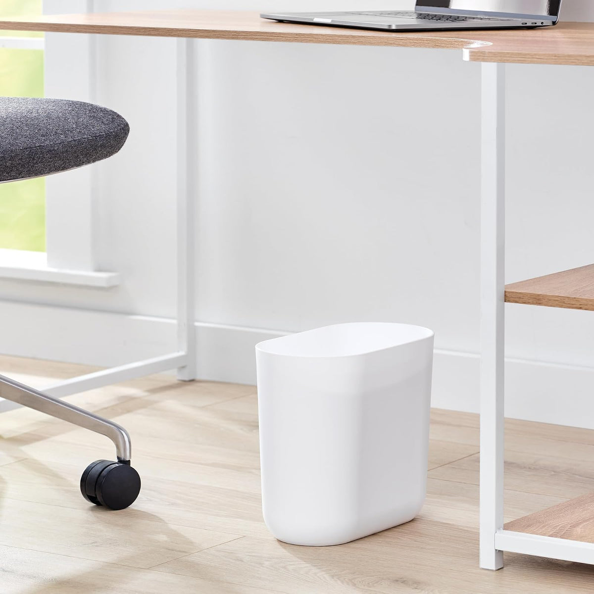 iDesign - Juego de 2 botes de plástico ovalados pequeños para baño, recámara u oficina, color blanco