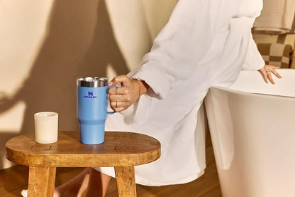 STANLEY La Taza Suburbana Cotidiana | 24 oz | Beber a Través de la Tapa | Taza para Café, Té y Bebidas | Taza de Café de Acero Inoxidable Aislada | Libre de BPA | Brillo de Acero