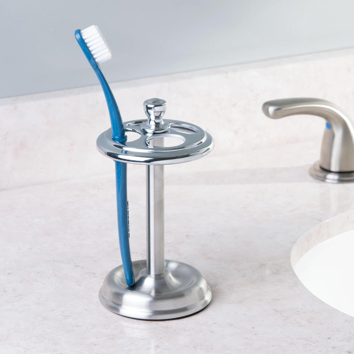 InterDesign York Metal Portacepillos de Dientes, Soporte Organizador de baño para Utensilios de Maquillaje en Acero Inoxidable, Plateado/Plateado Mate