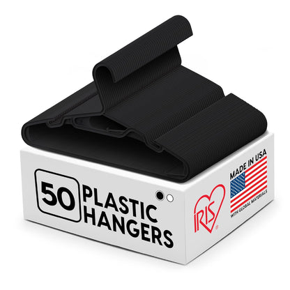 IRIS USA Ganchos de Plástico Flexible para Ropa, Paquete de 50 – con Ranuras en los Hombros, Organizadores para Accesorios Clóset Dormitorio o Lavandería Camisas Pantalones y Vestidos Ligeros, Negro - Tamaño Estándar - Negro