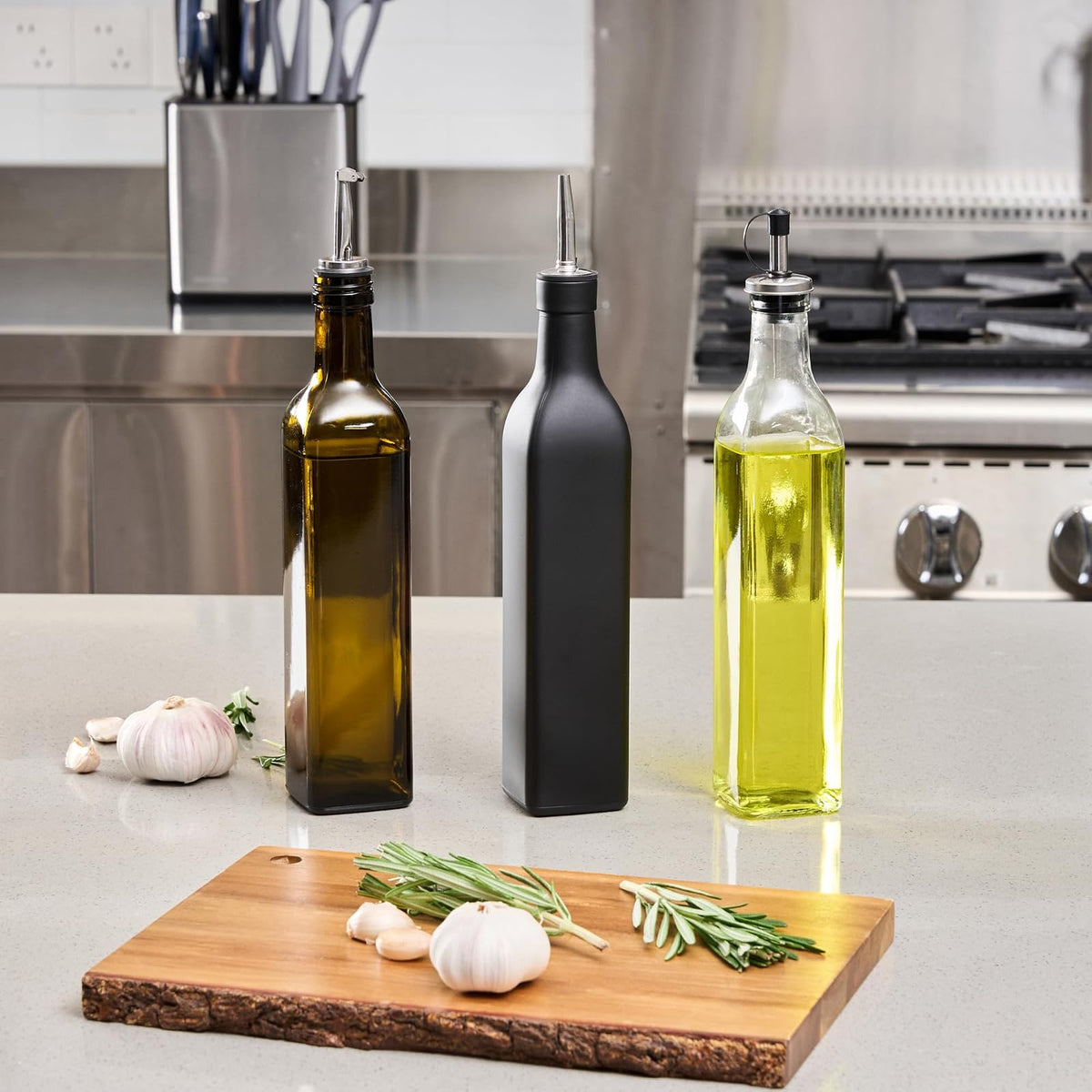 Restaurantware RW Base - Dispensador de aceite de oliva de 16.9 onzas, 1 botella dispensadora de aceite de cocina, con vertedor de acero inoxidable, sin fugas, vidrio negro, vertedor de aceite de