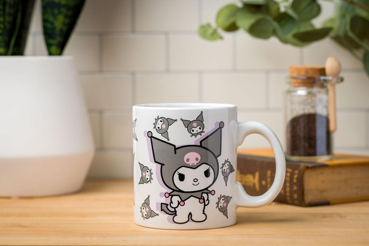 Silver Buffalo Sanrio Hello Kitty and Friends Kuromi Poses Taza de cerámica, 20 onzas