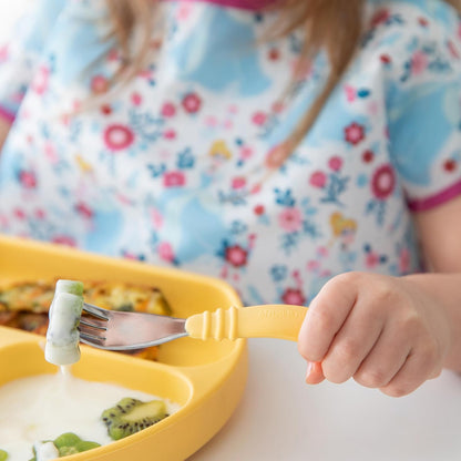 Bumkins - Juego de utensilios para niños pequeños, tenedor y cuchara, silicona y acero inoxidable, cubiertos de entrenamiento, tenedor en ángulo/tenedor para autoalimentación, niños que aprenden a comer, 18 meses, amarillo piña