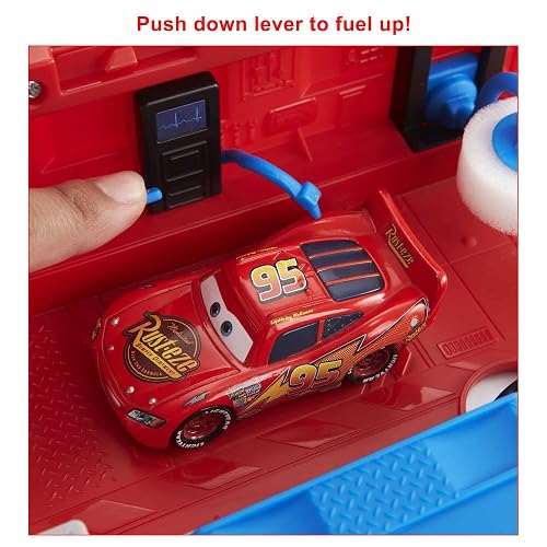 Mattel Disney and Pixar Cars Transforming Mack Playset, camión de Juguete 2 en 1 y estación de afinación con Lanzador, elevación y más