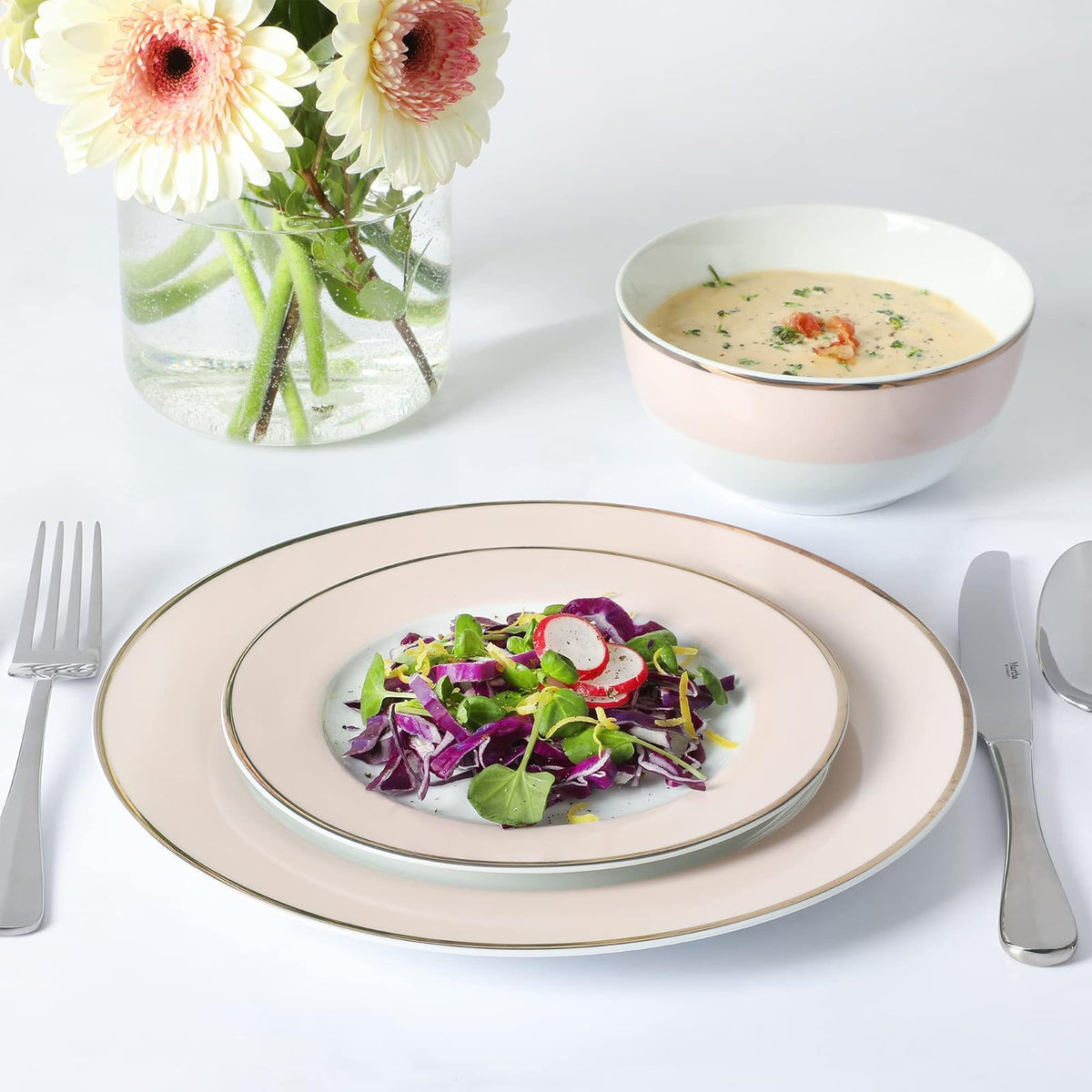 Martha Stewart Gracie Lane - Juego de vajilla de porcelana, 12 piezas, resistente a los arañazos y astillas, color rosa con borde dorado