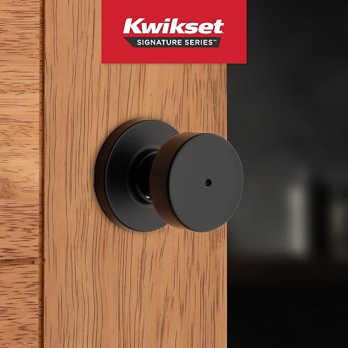 Kwikset Pismo - perilla de puerta con cierre de privacidad, mango interior con cerradura sin llave para puertas de recámara y baño, con rosa redonda, con protección Microban en negro mate