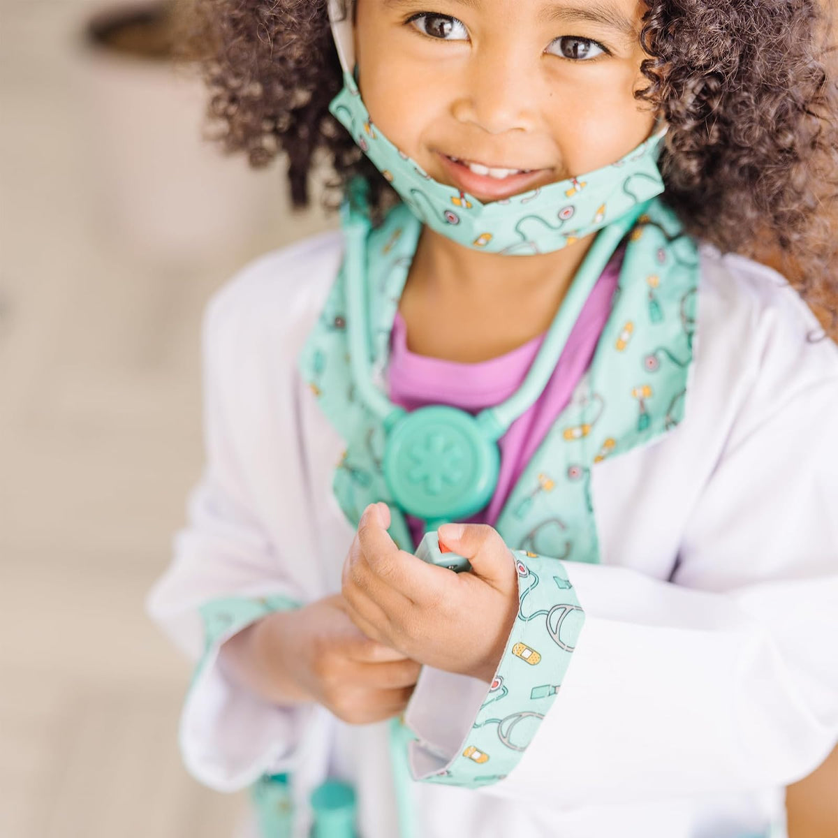 Melissa & Doug Disfraz de Médico para Juego Imaginativo, Juego de Simulación (8 Piezas, 3-6 Años)
