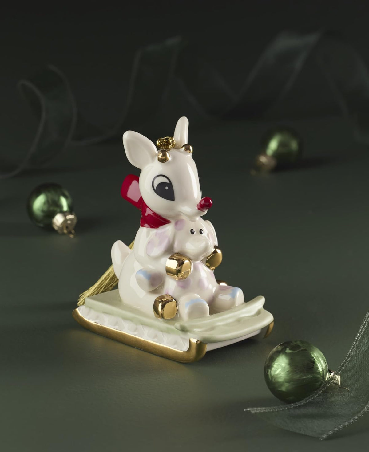 Lenox Ornaments, Rudolph y Elefante inadaptado, Adorno de Navidad, Porcelana con Detalles Dorados y cordón Colgante para decoración de árbol de Navidad, Decoraciones de Invierno, Adornos de árbol de
