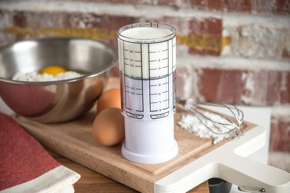 KitchenArt Taza Medidora Ajustable de 2 Tazas, Color Blanco | Taza medidora de émbolo | Mide entre 1/8 taza y 1 taza | Incluye conversiones | Gadget de cocina | Mide sólidos y líquidos