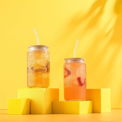 JoyJolt - Vasos de vidrio estriados con tapas de bambú y popotes de vidrio, juego de 4 vasos acanalados con forma de lata de 16 onzas con tapas y popotes, tazas de café helado, vasos de cóctel/cerveza