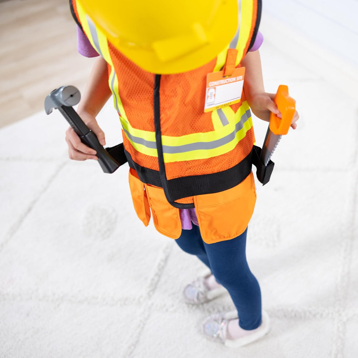 Melissa & Doug Disfraz De Obrero De La Construcción | 6 piezas, construcción de juego de simulación, chaleco, sombrero duro, herramientas para niños, cinturón, sierra, martillo