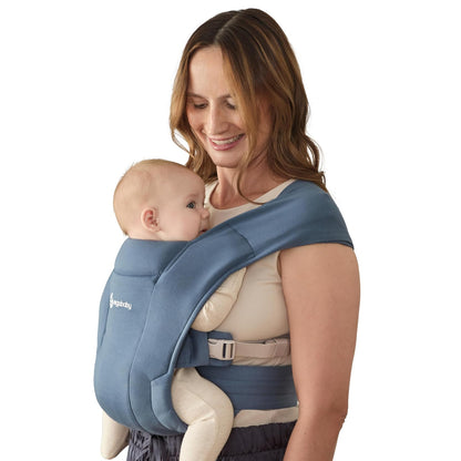 Ergobaby Embrace Knit Portabebés Ergonómico, Camel - Azul Oxford