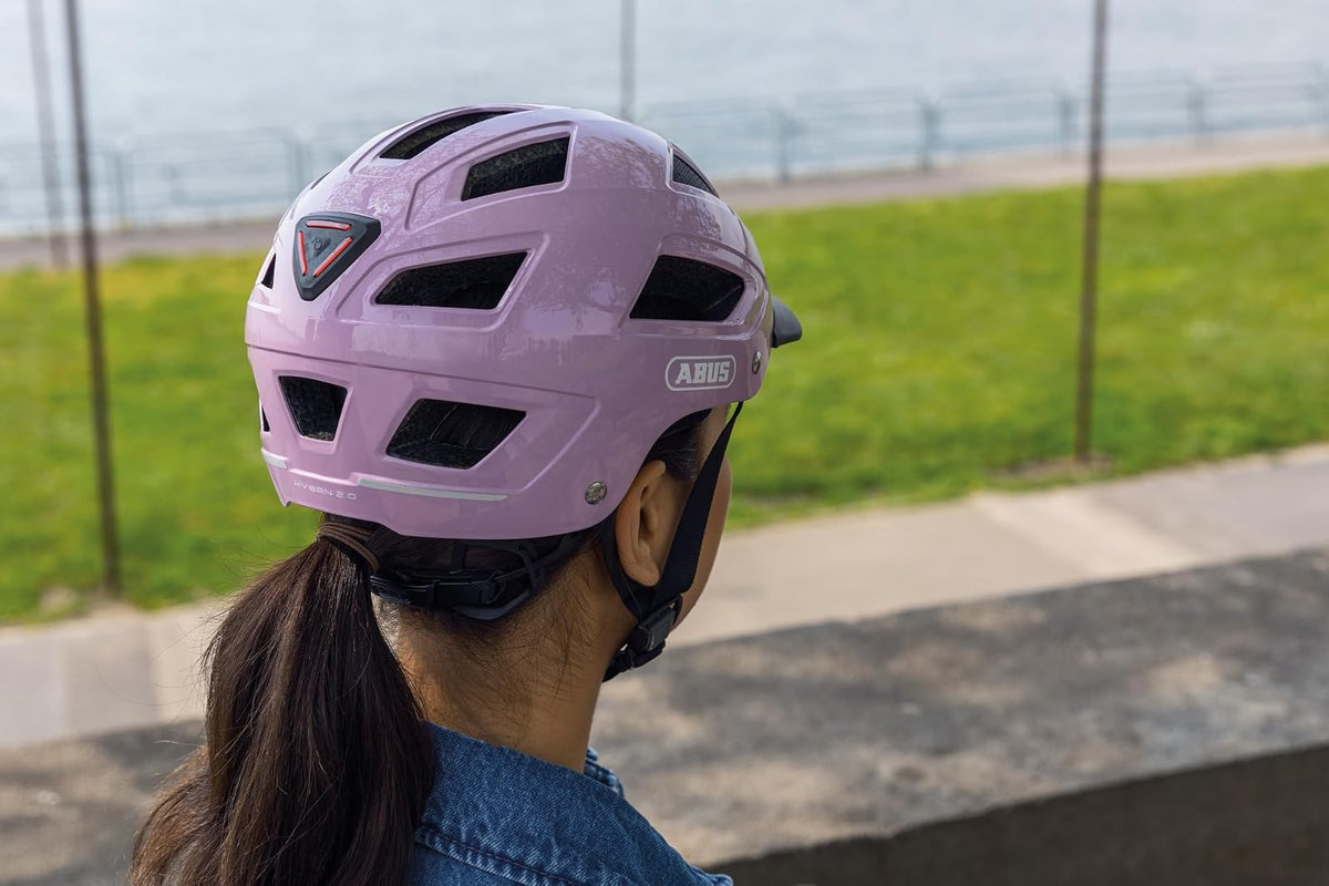 ABUS Stadthelm Hyban 2.0 - Fahrradhelm mit Rücklicht, ABS-Hartschale, guter Passform - für Damen und Herren