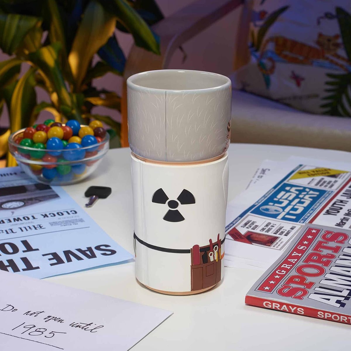 CosCups by Numskull Back to The Future Doc - Taza de cerámica café con funda de goma de 400 ml, producto oficial de regreso al futuro