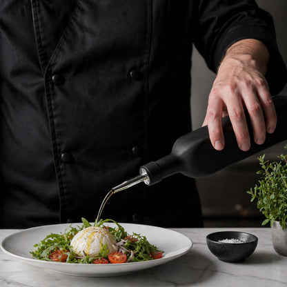 Restaurantware RW Base - Dispensador de aceite de oliva de 16.9 onzas, 1 botella dispensadora de aceite de cocina, con vertedor de acero inoxidable, sin fugas, vidrio negro, vertedor de aceite de