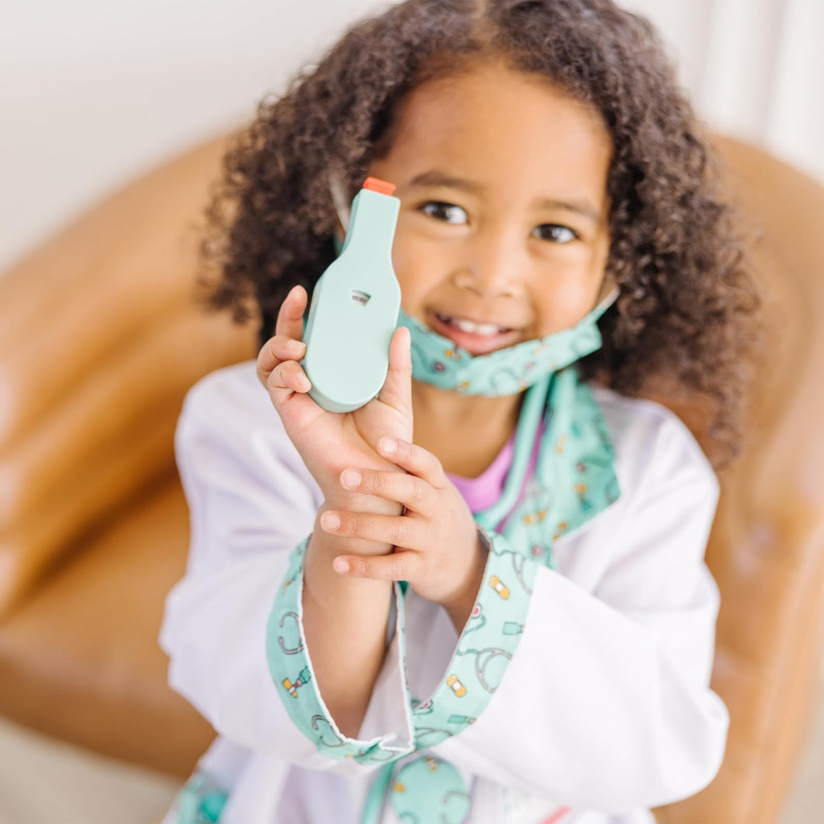 Melissa & Doug Disfraz de Médico para Juego Imaginativo, Juego de Simulación (8 Piezas, 3-6 Años)