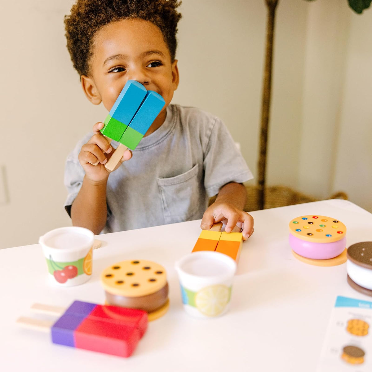 Melissa & Doug Set de Golosinas Congeladas de Juguete | 24 piezas, alimento de juguete rebanable, 6 galletas, rellenos de helado, paletas de hielo, cucharas, tazas, tapas