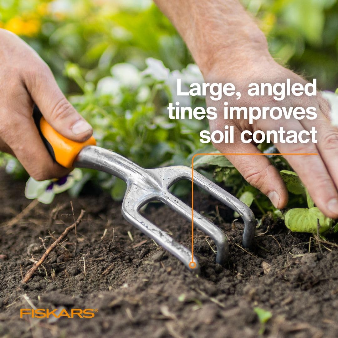 Fiskars Ergo Cultivador para excavar, airear piso y deshierbe, herramienta de jardín resistente con agujero para colgar