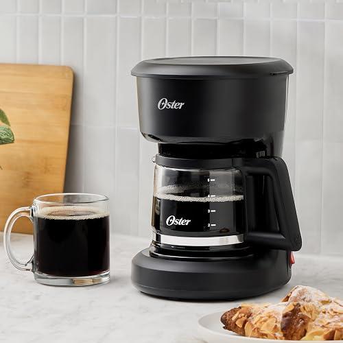 Oster Cafetera, de 5 Tazas de Capacidad, con Filtro Reutilizable, Botón con Luz de Encendido y Apagado, Función Pausa y Servir, Ventanilla de Agua, Jarra con Medidas, Color Negro,
