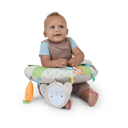 Ingenuity Cojín para el Juego Boca Abajo Cozy Prop Sylvi, Multisensorial, 4 Juguetes Desmontables, a Partir de Recién Nacidos - Conejito de Peluche