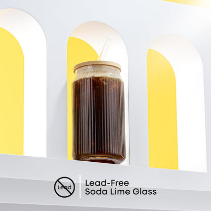 JoyJolt - Vasos de vidrio estriados con tapas de bambú y popotes de vidrio, juego de 4 vasos acanalados con forma de lata de 16 onzas con tapas y popotes, tazas de café helado, vasos de cóctel/cerveza