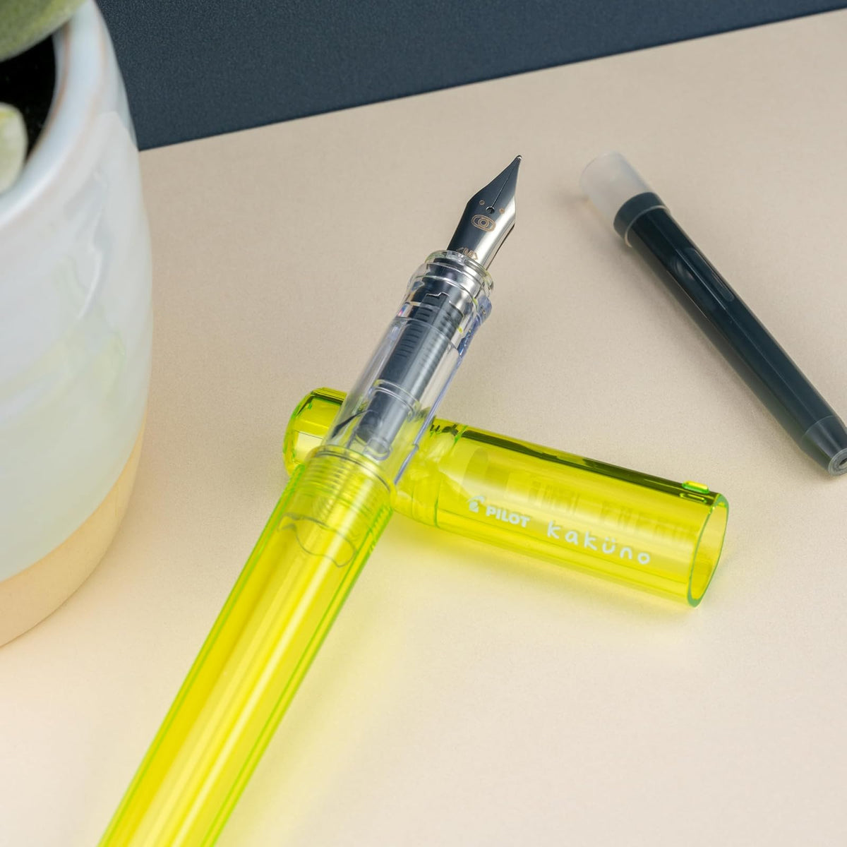 PILOT Pluma Fuente Kakuno, barril color verde traslúcido, punto mediano, estuche con una pieza