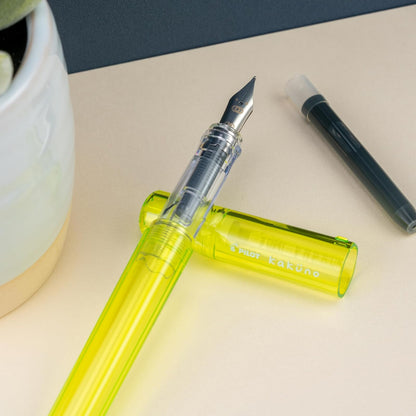 PILOT Pluma Fuente Kakuno, barril color verde traslúcido, punto mediano, estuche con una pieza