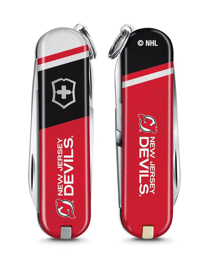 Victorinox Classic SD Swiss Army Knife – Cuchillo de bolsillo compacto de 7 funciones hecho en Suiza con hoja pequeña, destornillador y llavero – New Jersey Devils