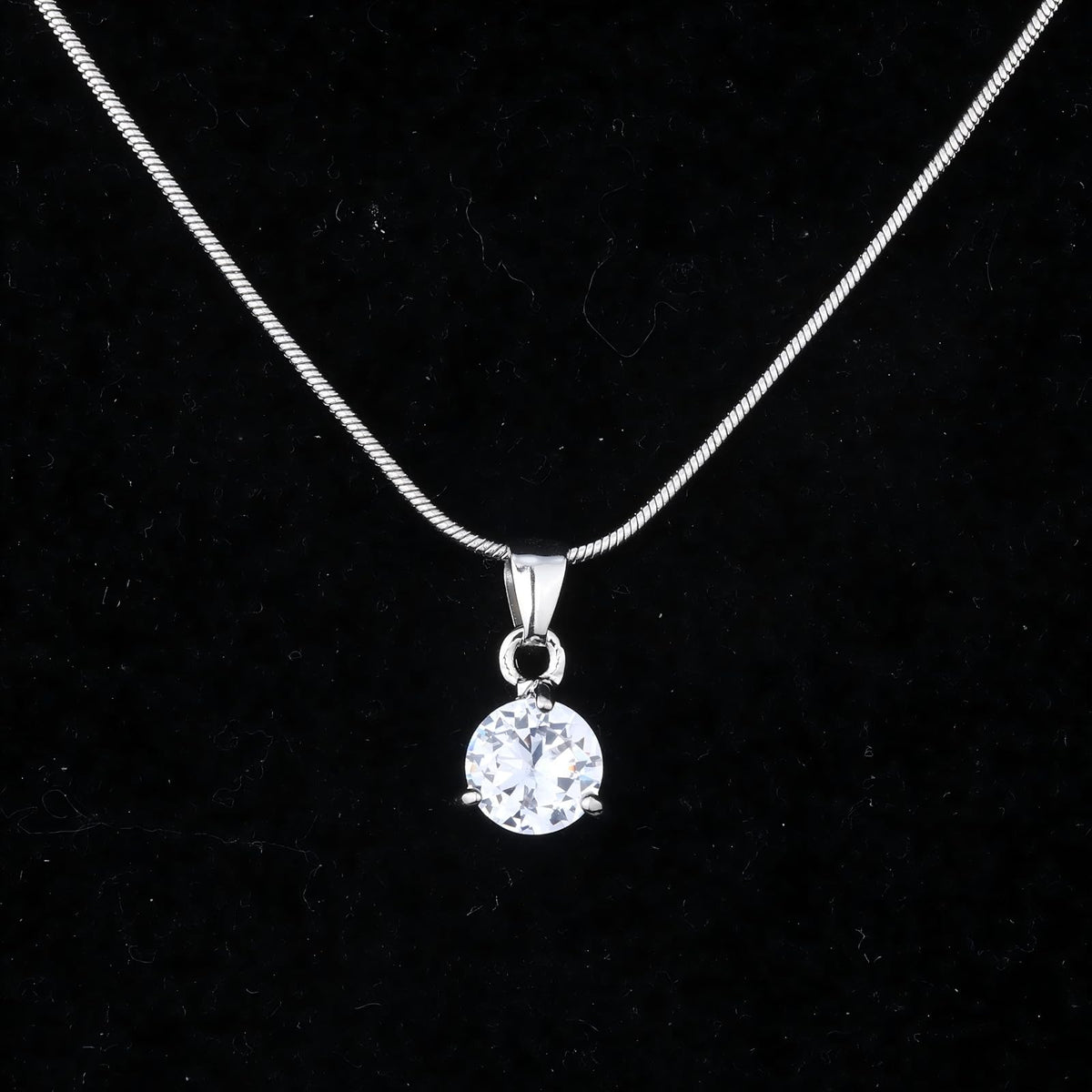 XYPHIELLE Collar y Aretes para Mujer - Dije Redondo de Zirconia Blanca en Aleación Plateada - Joyería Elegante para Novia, Esposa o Mamá (Navidad, San Valentín, Cumpleaños)