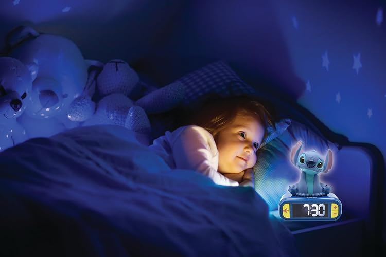 Lexibook Disney Stitch Reloj Despertador Luz Nocturna RL800D | Azul, visualización retroiluminada LCD, 6 sonidos y melodías, función repetición, luminoso, 3 pilas AA