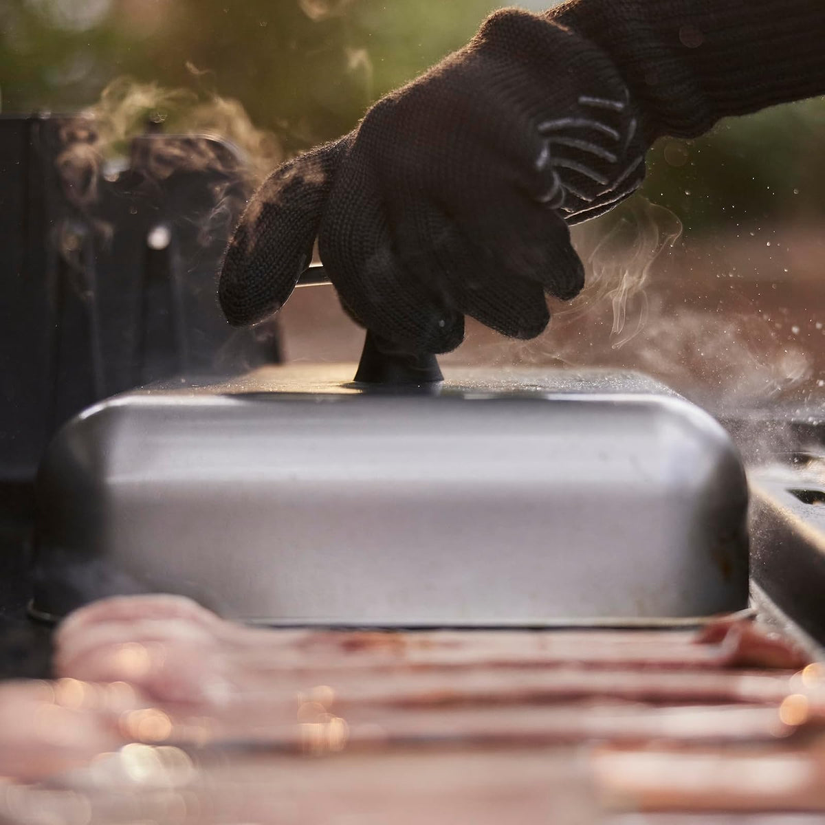 Weber - Tapa para Hamburguesas | Cubre 4 hamburguesas, para derretir queso y cocinar verduras y arroz al vapor - (10 x 10 pulgadas), accesorios de cocina para