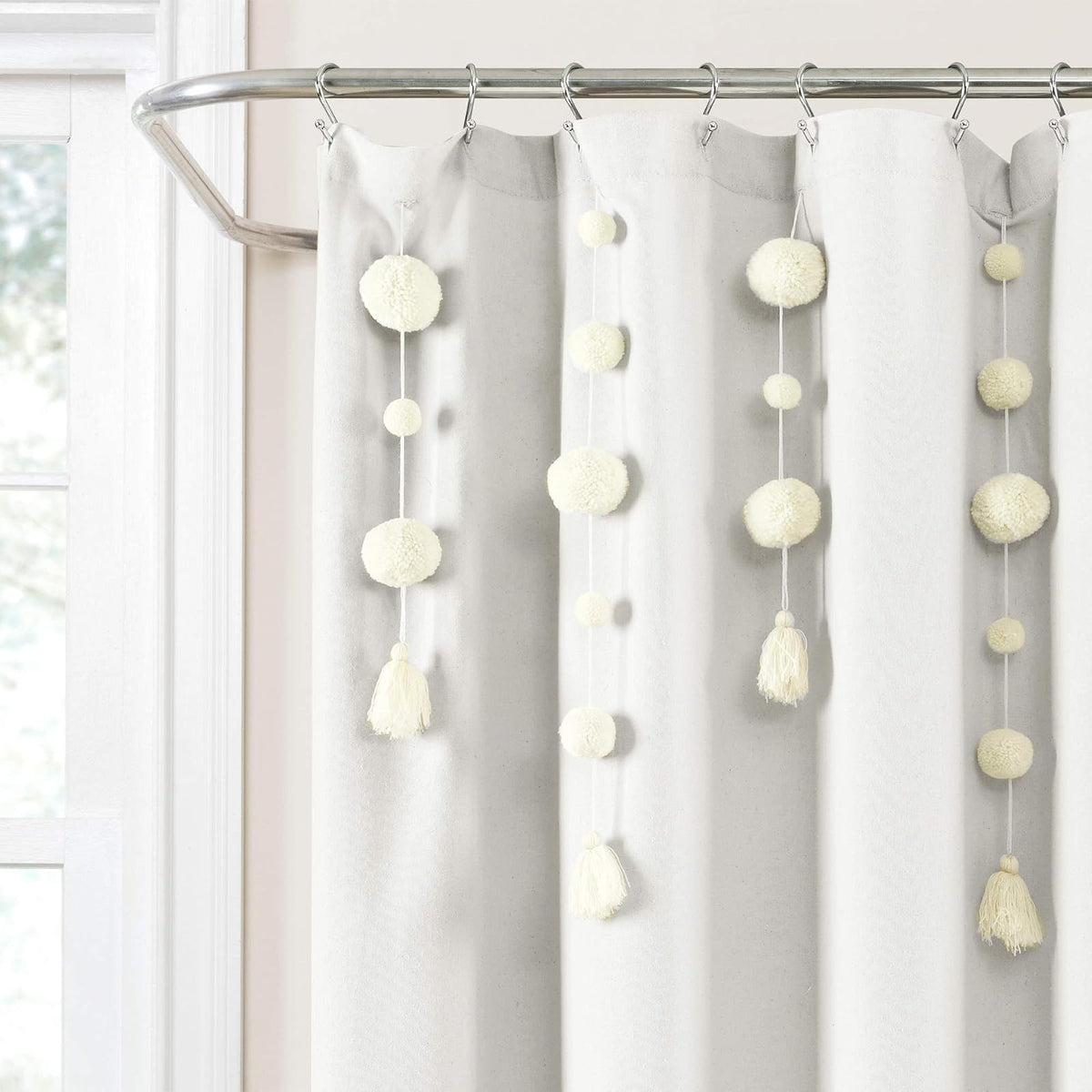Lush Decor Cortina de Ducha de Lino con Pompones Bohemios, 72 x 72 Pulgadas, Color Blanco Roto