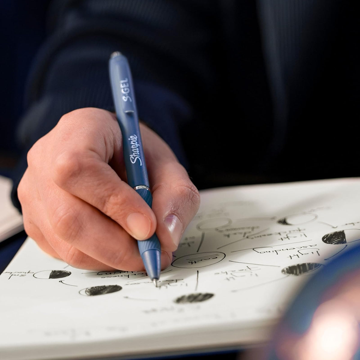 Sharpie S-Gel, bolígrafos de gel, punta media (0.7 mm), barriles de moda surtidos, tinta negra, 12 unidades