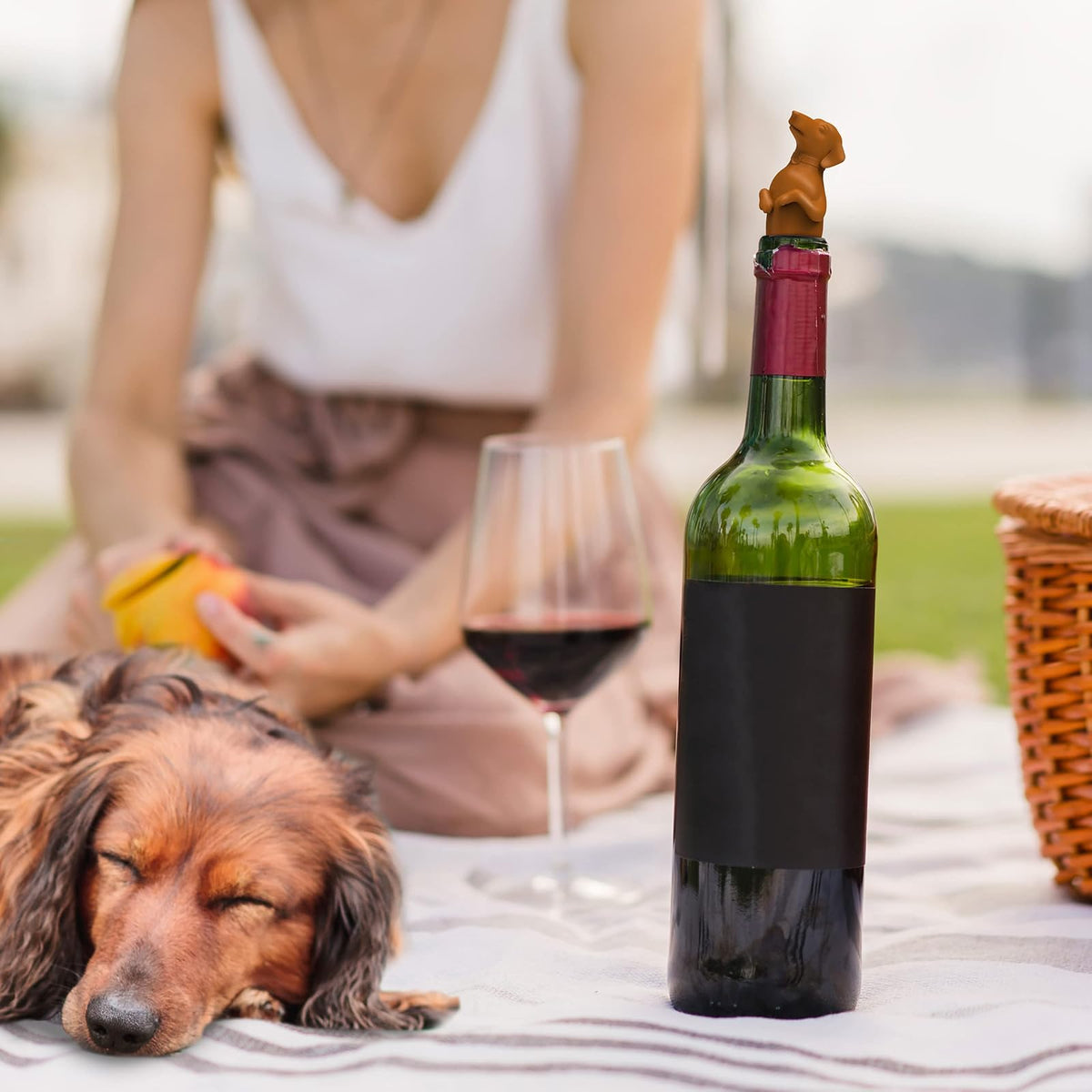 Fred Winer Tapón Para Botella De Perro | Café, 3 pulgadas de alto, silicona grado alimenticio