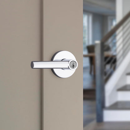 Kwikset Milan - Manija de puerta de entrada con cerradura y llave, palanca reversible con llave segura, para exterior, cerradura de puerta, para entrada frontal y dormitorios, cromo pulido, resistente
