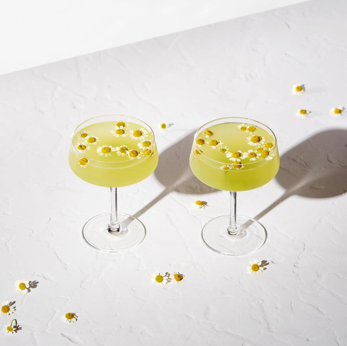 Viski Raye - Vasos de cóctel de vidrio en ángulo, copas de champaña, juego de vasos de martini expreso, juego de 4, 7 onzas