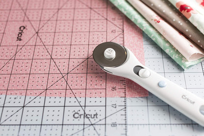 Cricut Cortador rotativo – Cortador rotativo para proyectos de tela, costura y acolchado, compatible tanto para diestros como para zurdos, [45 mm]