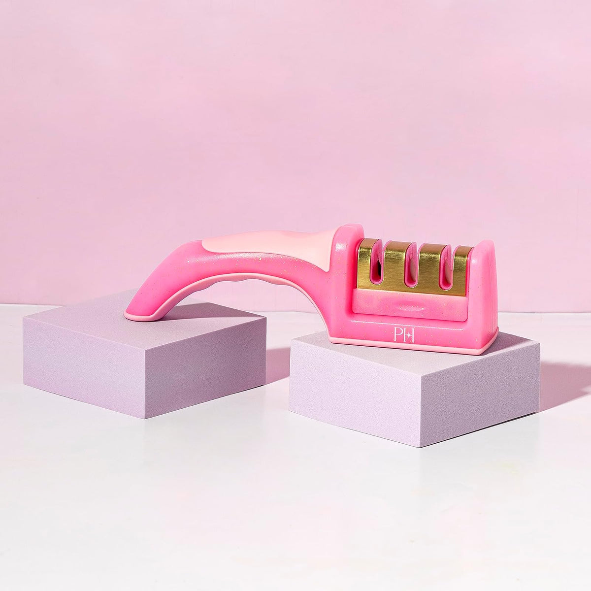 Paris Hilton Afilador de cuchillos de 3 etapas, afilador de cuchillos de cocina profesional con mango ergonómico, base antideslizante y etapas de afilado gruesas, medias y finas, color rosa